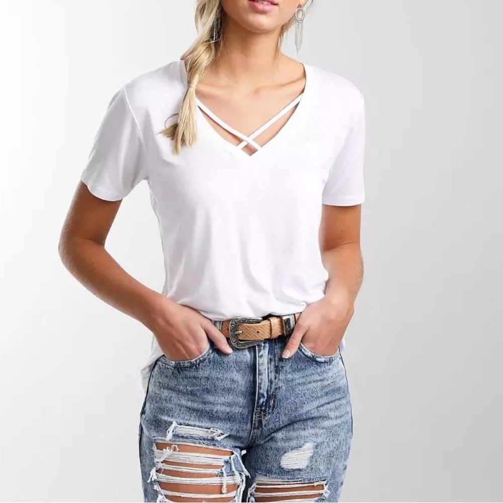 Buckle Women's Cream Crisscross V-Neck Tee